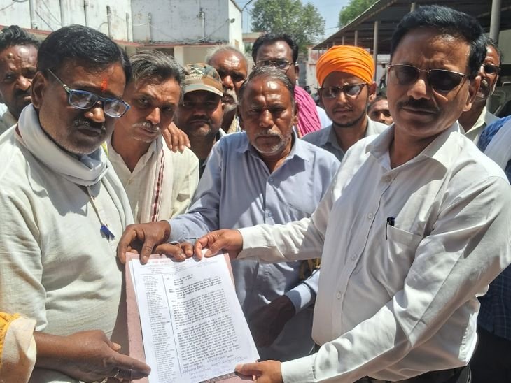 मछुआ नीति में बदलाव को रोकने छतरपुर में ज्ञापन सौंपा:मछुआरों की आजीविका पर असर, सरकार को चेतावनी- नीलामी की तैयारी से विरोध करेंगे