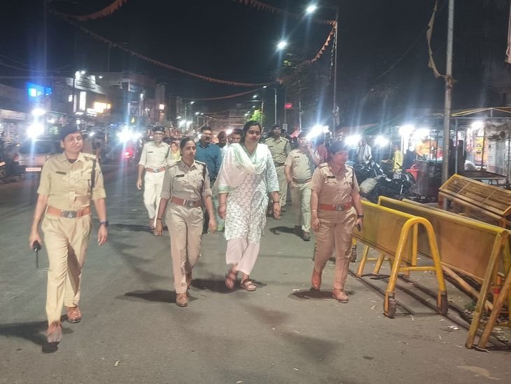 ईद-नवरात्रि से पहले रायसेन में पुलिस का फ्लैग मार्च:मुख्य बाजार और पुरानी बस्ती में गश्त, अफवाह न फैलाने की अपील