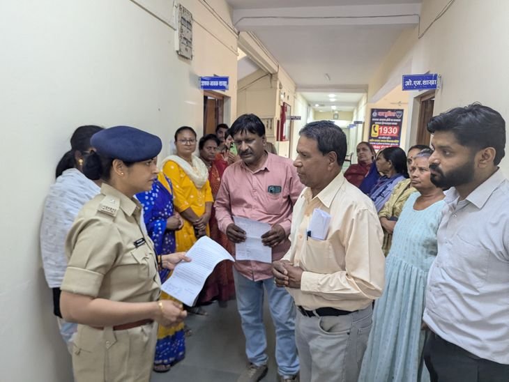 मादक पदार्थ बिक्री के आरोप पर पासी समाज का विरोध:धार एसपी को ज्ञापन देकर निष्पक्ष जांच और कार्रवाई की मांग