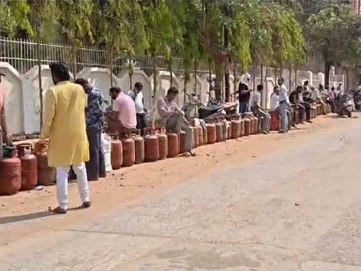 कटनी में रसोई गैस के लिए लंबी-लंबी कतारें:उपभोक्ता सुबह 5 बजे से लग रहे लाइन में, बोले- कलेक्टर को क्या मालूम