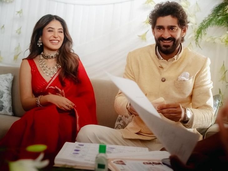 कृतिका कामरा-गौरव कपूर ने घर पर रजिस्टर्ड मैरिज की:लाल चंदेरी साड़ी में दिखीं एक्ट्रेस; सहवाग-युवराज समेत कई स्टार्स पहुंचे