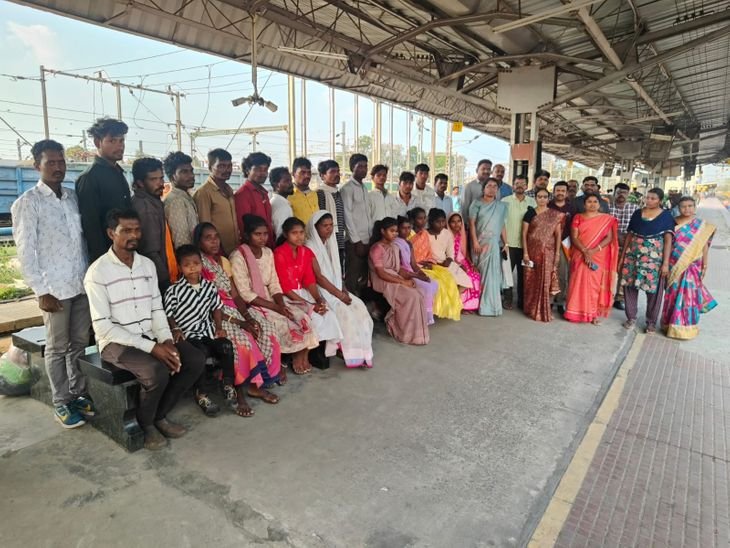 एसटी आयोग के हस्तक्षेप से 24 आदिवासी मजदूर मुक्त:तमिलनाडु से बैतूल पहुंचे, कलेक्टर ने स्टेशन पर किया स्वागत