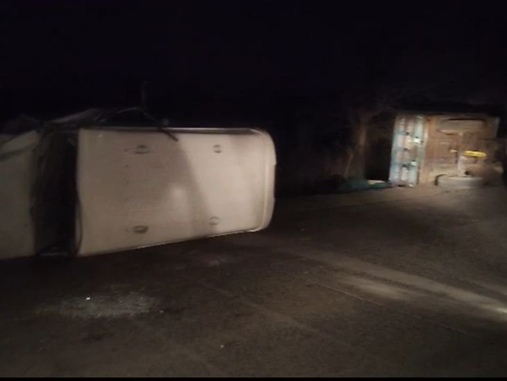 बुलेरो की टक्कर से ट्रैक्टर-ट्रॉली पलटी, 22 श्रद्धालु घायल:4 महिलाओं की हालत गंभीर; सभी बगाज माता मंदिर से जवारे विसर्जन कर लौट रहे थे