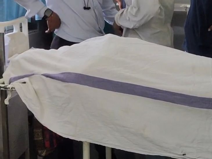 शॉपिंग कॉम्प्लेक्स का बीम महिला पर गिरा, मौत:बैतूल में पंचायत निधि से बना; दीवार में दरार की आने पर की थी तोड़फोड़