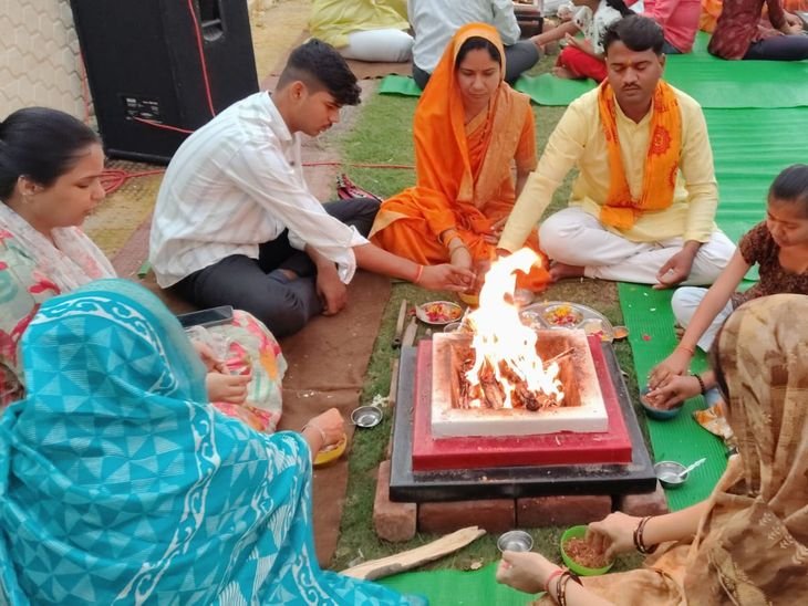 बुरहानपुर में नवकुंडीय गायत्री महायज्ञ का दूसरा दिन:36 जोड़ों ने आहुति दी, संस्कार-सद्भाव के संदेश के साथ प्रकृति सेवा का आह्वान