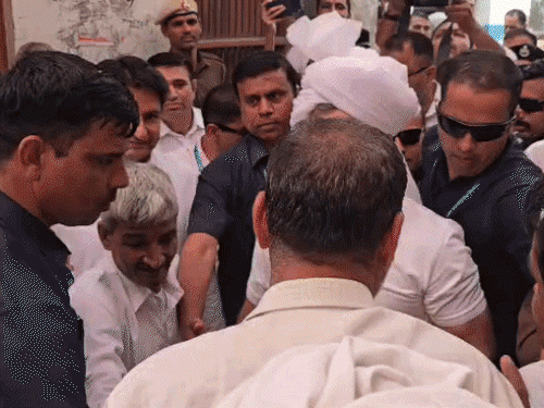 किसान की बेटी की शादी में पहुंचे राहुल गांधी:सोनीपत में बालूशाही देखकर बोले- ये क्या है, चूरमा खाया, ब्याह के गीत सुने