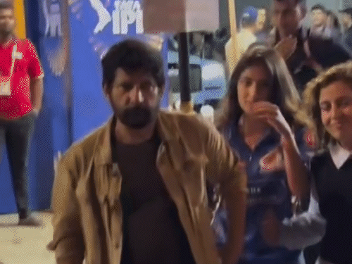 Dhuran Dhar 2 Actress Sara Arjun Mobbed By Fans At Wankhede