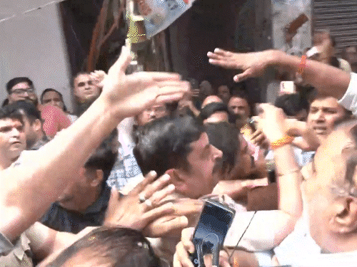 दिल्ली में भाजपा-AAP कार्यकर्ताओं के बीच झड़प:पालम अग्निकांड की शोकसभा में पहुंचे केजरीवाल, बोले- BJP पीड़ितों से नहीं मिलने दे रही