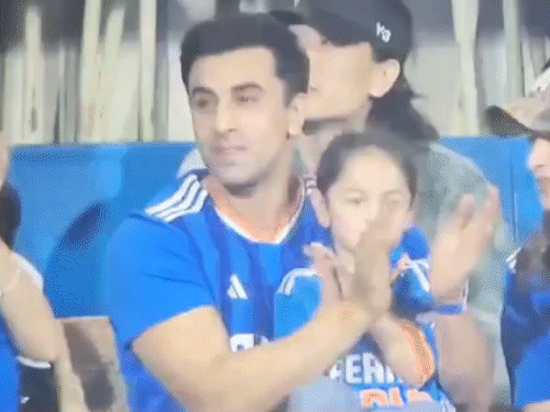 भारत-इंग्लैंड का T20 मैच देखने पहुंचे सेलेब्स:रणबीर-आलिया बेटी राहा के साथ नजर आए; वानखेड़े स्टेडियम में वरुण धवन और अनिल कपूर भी दिखे