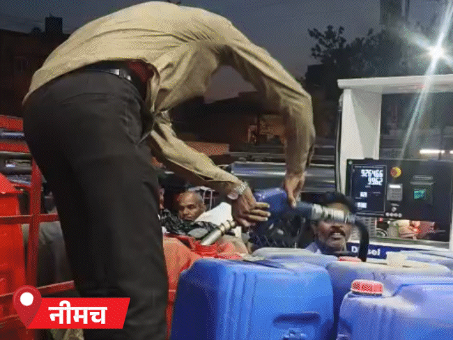 MP के कई शहरों में पेट्रोल पंपों पर भीड़:गाड़ियों की टंकियां फुल कराने पहुंचे लोग, झाबुआ में पुलिस तैनात, आगर में धक्का-मुक्की