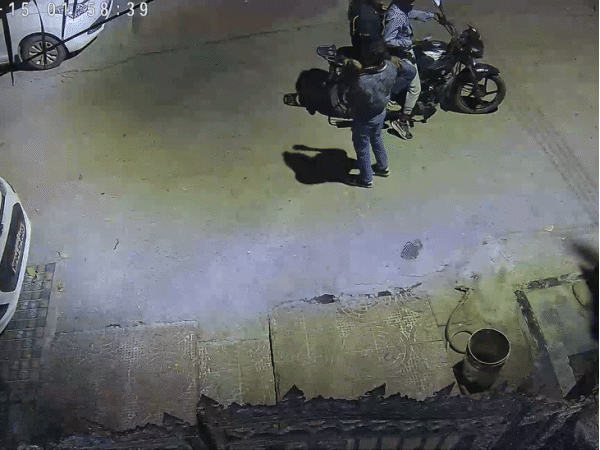 रिटायर्ड जज के घर से चार LPG सिलेंडर चोरी:भोपाल में बाइक पर ले गए 3 युवक; कटनी में 4 स्कूलों से 8 सिलेंडर उड़ाए