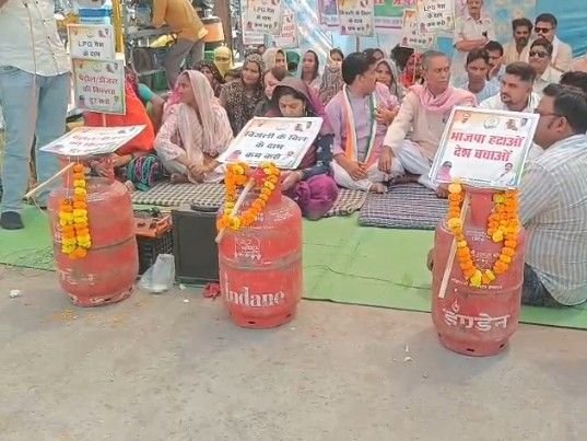 महंगाई, किल्लत पर कांग्रेस का प्रदर्शन:पन्ना के अजयगढ़ चौराहे पर धरना; केंद्र और राज्य सरकार की नीतियों के खिलाफ नारेबाजी