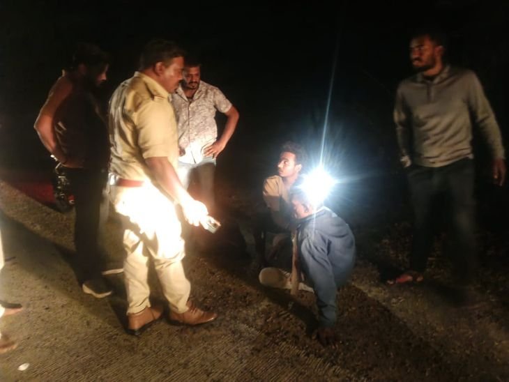 अनूपपुर में हाईवे पर कार ने बाइक को टक्कर मारी:शख्स रोड पर गिरा, सिर में गहरी चोट लगी; बेटी से मिलने जा रहा था