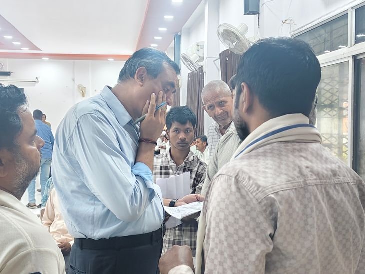 सीधी जनसुनवाई में कलेक्टर खुद लोगों के बीच पहुंचे:शाम 4 बजे तक सुनीं लोगों की समस्याएं, बोले- अधिकारी शिकायतों को निराकरण करें