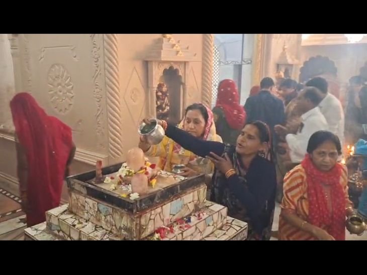 9 दिन तक अखंड ज्योत जलाकर मन्नत मांग रहे श्रद्धालु:छतरपुर में प्राचीन खेरे की देवी मंदिर में सुबह से लगीं कतारें; देखिए तस्वीरें