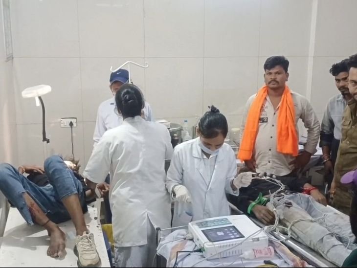 थांदला-तलावली मार्ग पर कार-बाइक भिड़ंत, दो युवक गंभीर:जिला अस्पताल रेफर; पुलिस ने कार सवारों को हिरासत में लिया