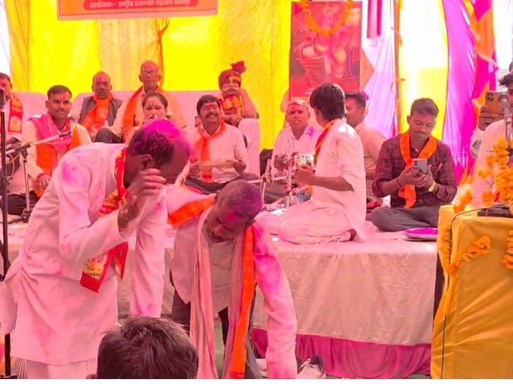 निवाड़ी में प्रजापति समाज का होली मिलन समारोह:सेंगुवा में बुंदेली गीतों पर झूमे लोग; नए पदाधिकारियों को सौंपे नियुक्ति पत्र