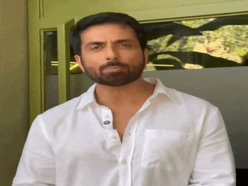 दुबई में फंसे लोगों के लिए सोनू सूद आए आगे:लोगों को मुफ्त में ठहरने की सुविधा देंगे, मदद पाने के लिए करना होगा मैसेज