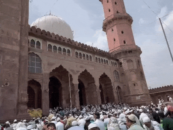 अलविदा जुमा पर इबादत में डूबा शहर:मस्जिदों में उमड़ा अकीदतमंदों का सैलाब, रमजान के आखिरी शुक्रवार पर विशेष नमाज अदा