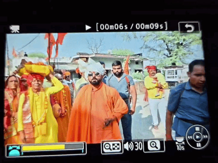 रीवा में शोभायात्रा में हर्ष फायरिंग का वीडियो सामने आया:कैमरा मैन के पैर में लगी गोली; पुलिस कर रही तलाश