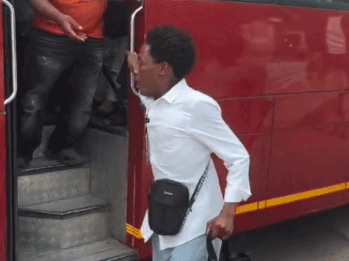 बस में ‘मोगा-लुधियाना’ बोलकर वायरल हुआ जिम्बाब्वे का स्टूडेंट:कंडक्टर बनकर बनाया VIDEO; गोल्ड टेंपल को सुकून देने वाला बताया, बोला-यहां घर जैसा एहसास