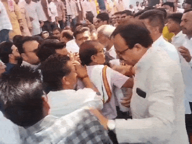 नरसिंहपुर में कांग्रेस के कार्यक्रम में झड़प:नकुल नाथ की मौजूदगी में कार्यकर्ताओं में विवाद, पुलिस ने संभाला मोर्चा