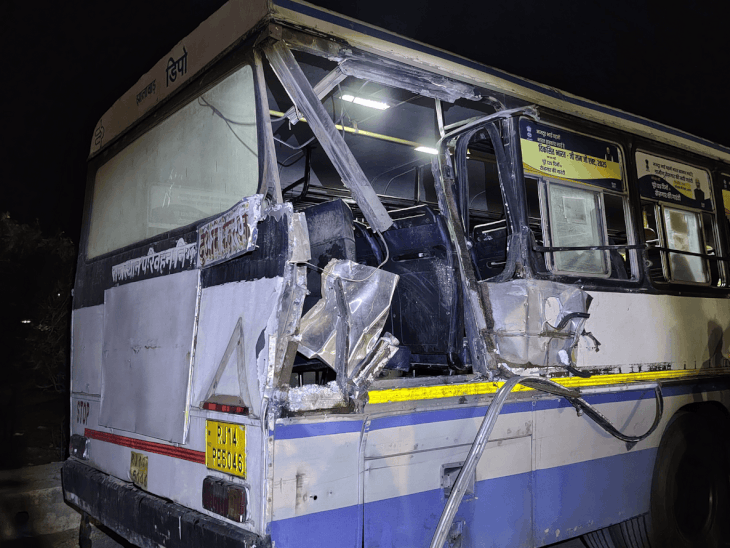 राजगढ़ में खड़ी बस को ट्राले ने मारी टक्कर:सवारी उतारते वक्त हादसा, दो किशोर घायल; टक्कर मारकर भागा ड्राइवर