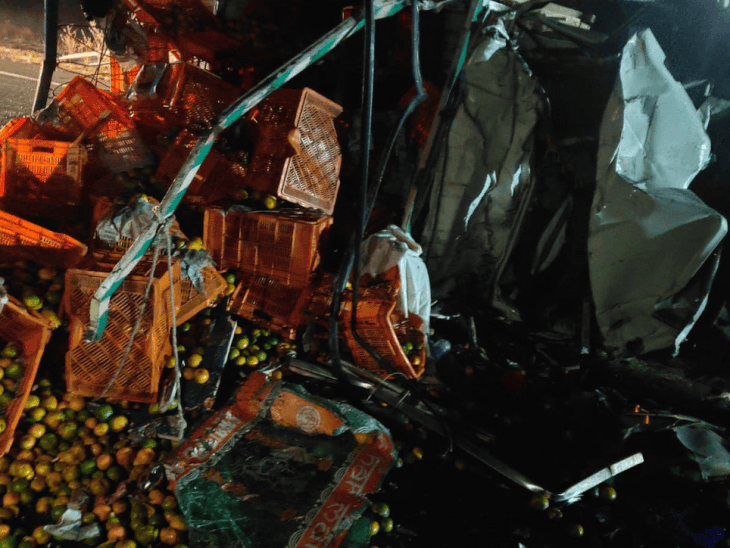 छिंदवाड़ा में संतरे से भरे ट्रक-पिकअप की आमने-सामने टक्कर:तीन की मौत; एक घायल, लावाघोघरी घाट पर हादसा