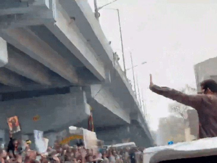 जूनियर एनटीआर के फैंस ने हॉस्पिटल में की तोड़फोड़:उदघाटन करने पहुंचे एक्टर को देखने उमड़ी भीड़, अफरा-तफरी मची, पुलिस ने की लाठीचार्ज