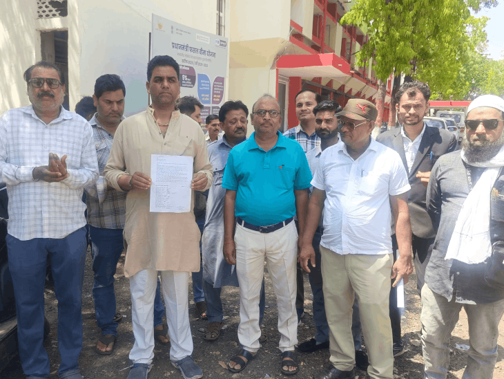 रायसेन में मैरिज गार्डन संचालकों का विरोध:बढ़ते संपत्ति कर और खुली जमीन पर टैक्स को लेकर कलेक्ट्रेट पहुंचे