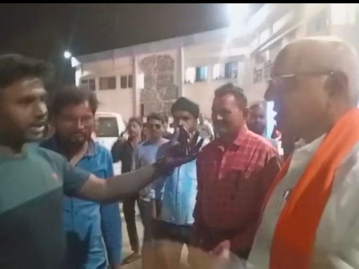 सीधी में बाइक डिवाइडर से टकराई, तीन युवक गंभीर:परिजनों ने अस्पताल में डॉक्टर न मिलने पर किया हंगामा, सिविल सर्जन ने आरोपों को नकारा