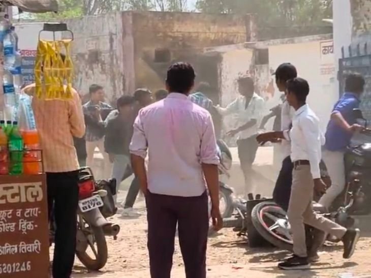 स्कूल के बाहर छात्रों से मारपीट VIDEO:बाइक सवार बदमाशों ने पीटा, छात्रों ने भी की पत्थरबाजी