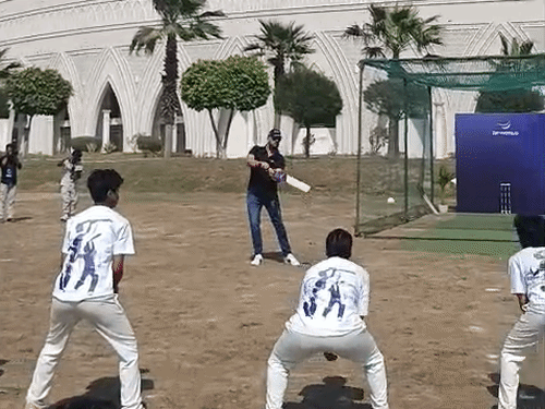 लखनऊ में बच्चों संग खेले युवराज सिंह:लड़कियों को मोटिवेट कर बोले- अच्छा कैच पकड़ा, लड़कों कुछ सीख लो