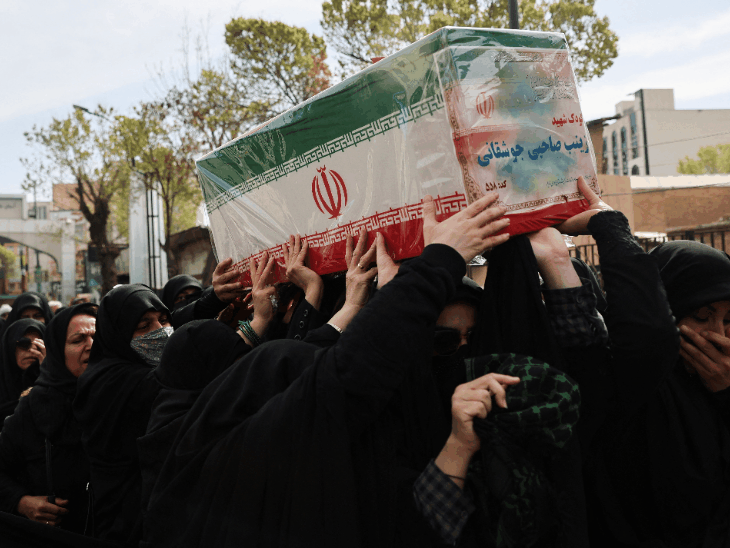 जंग में मारी गई बच्ची को महिलाओं ने कंधा दिया:फूलों से सजी कब्र में दफनाया; अमेरिका-इजराइल और ईरान जंग की 20 PHOTOS