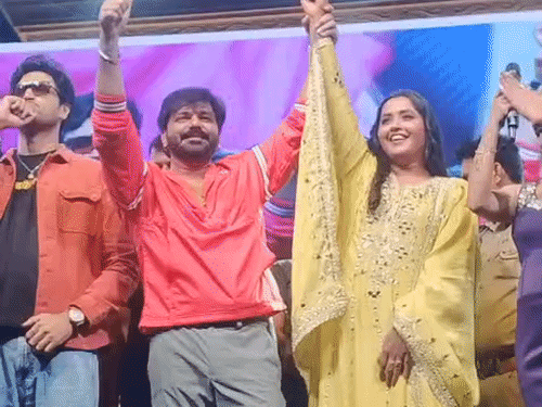 गोरखपुर में पवन सिंह ने 'टच बडी' गाना किया लॉन्च:कहा- खुद को पूरी तरह झोंक दिया, फैंस में जबरदस्त उत्साह; काजल राघवानी के साथ डांस किया