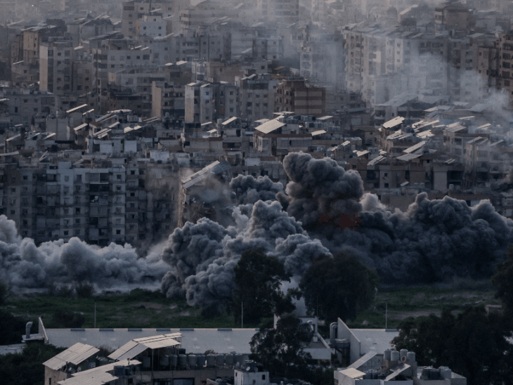 2 साल की बच्ची का शव उठाकर रो पड़े लोग:छोटे बच्चों को लेकर बंकर में छिपीं महिलाएं; अमेरिका-इजराइल और ईरान जंग की 20 PHOTOS