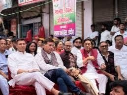 इंदौर में कांग्रेस की बैठक में हंगामा:भोजन को लेकर धक्का-मुक्की, प्रदेश प्रभारी चौधरी ने निष्क्रिय कार्यकर्ताओं को बताया BJP का एजेंट बताया