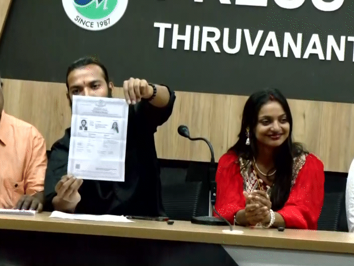 महाकुंभ वायरल गर्ल बोली-शादी न होती तो सुसाइड कर लेती:मोनालिसा के पति फरमान बोले- लव जिहाद की बात गलत, वो अपने धर्म में रहेगी