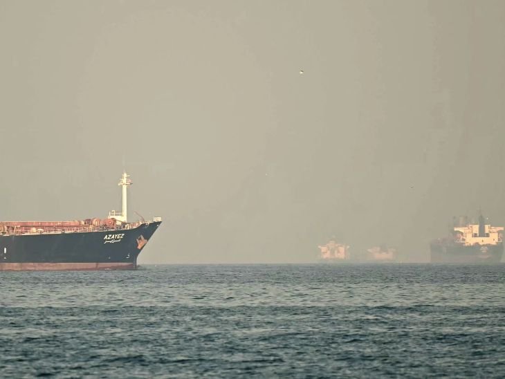 होर्मुज से 24 घंटे में सिर्फ 2 जहाज निकले:दुनिया की 20% तेल सप्लाई रुकी; रक्षा मंत्री बोले- भारत की तेल-गैस सप्लाई पर सीधा असर