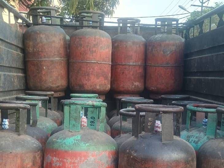 भोपाल में 36 गैस सिलेंडर जब्त:होटल में कमर्शियल की जगह घरेलू का हो रहा था उपयोग; रीफिलिंग करते पकड़ा