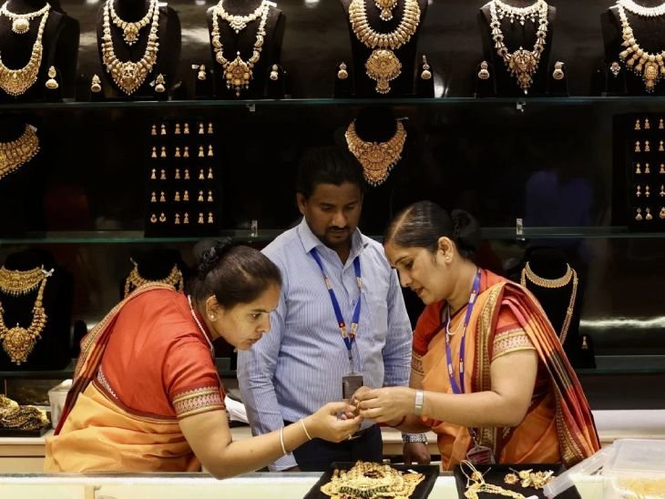 सोने ₹56 रुपए घटा, 10 ग्राम की कीमत ₹1.39 लाख:चांदी में ₹1 हजार रुपए की तेजी, दाम 2.20 लाख रुपए प्रति किलो पर पहुंचे