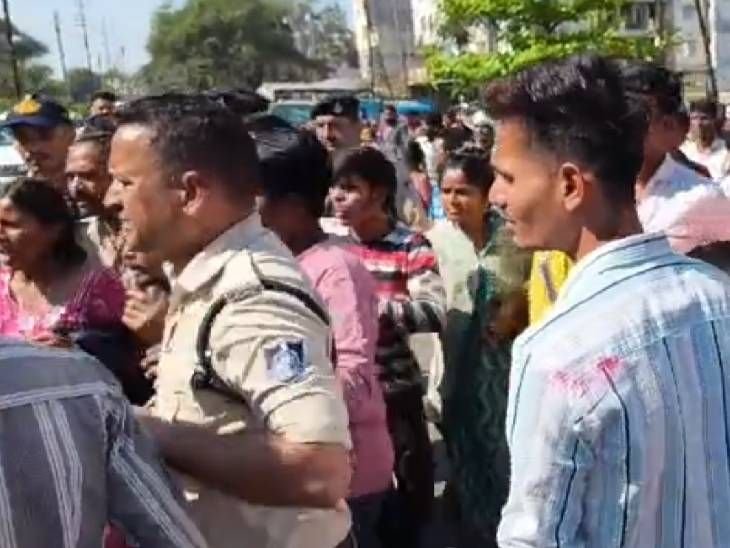 भोपाल में अस्पताल में तोड़फोड़ पुलिस पर पथराव:मरीज की मौत के बाद गुस्साए परिजनों का हंगामा, लाठी-डंडों से लैस होकर पुलिस पर हमला