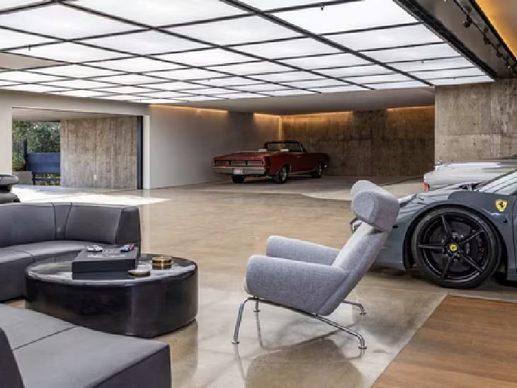 गैरेज में नहीं,ड्राइंग रूम में सजती हैं करोड़ों की कारें:लग्जरी स्टोरेज रईसों का स्टेटस सिंबल, महामारी में घर में रहने की आदत ने इस ट्रेंड को हवा दी