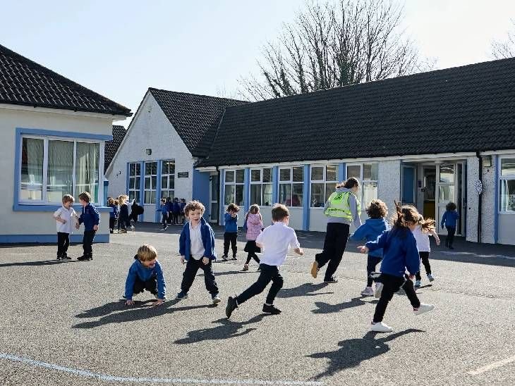 आयरलैंड में फोन-फ्री बचपन:‘ग्रेस्टोन्स’ कस्बे में पेरेंट्स और शिक्षकों ने लागू किया ‘नो फोन कोड’, 12 साल से पहले बच्चों को मोबाइल नहीं