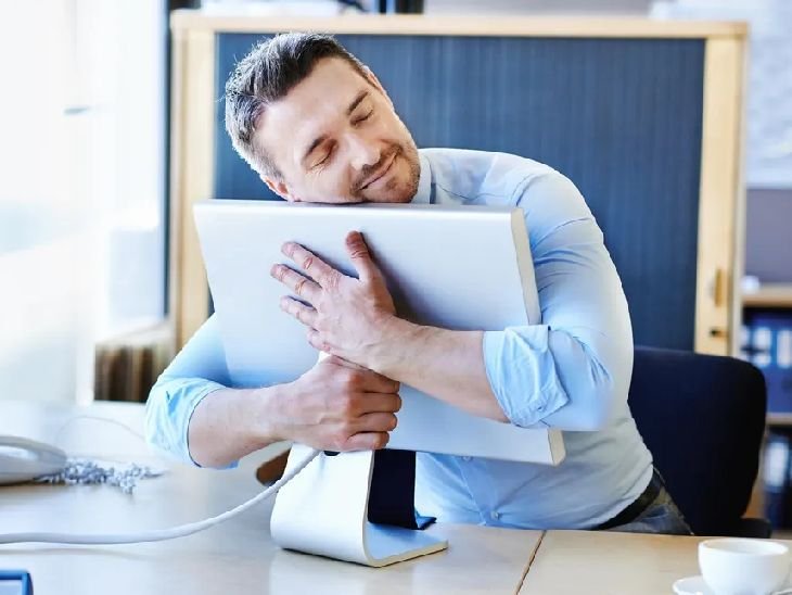 दफ्तरों में जॉब हगिंग का ट्रेंड:लोगों के लिए अब वेतन वृद्धि से ज्यादा जरूरी पक्की नौकरी; धीमी हायरिंग, महंगाई-छंटनी का डर और एआई का असर भी वजह