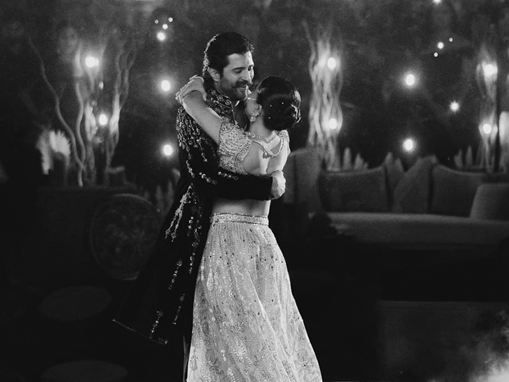 विजय-रश्मिका की शादी को एक महीना पूरा हुआ:देवरकोंडा ने शेयर कीं अनसीन फोटोज; दोस्त की पायल को गले में पहनकर रिसेप्शन में पहुंचे