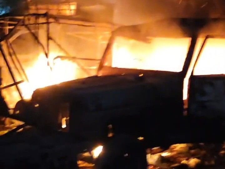 आग से 2 गाड़ियां खाक, रंजिश में साजिश का आरोप:रीवा में देर रात हादसा; फायर ब्रिगेड ने अन्य वाहनों को बचाया, CCTV खंगाल रही पुलिस