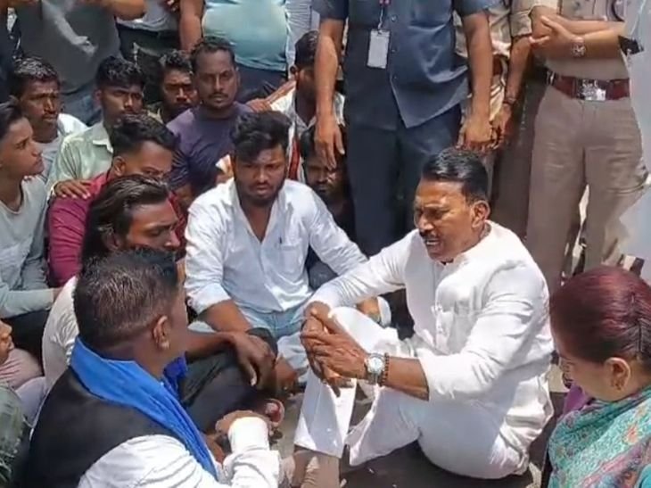 बुरहानपुर में प्रदर्शनकारियों के साथ बैठे मंत्री:41 डिग्री में सिलावट और विधायक ने जमीन पर बैठकर सुनी बात; अंबेडकर का बैनर फाड़ने पर विरोध