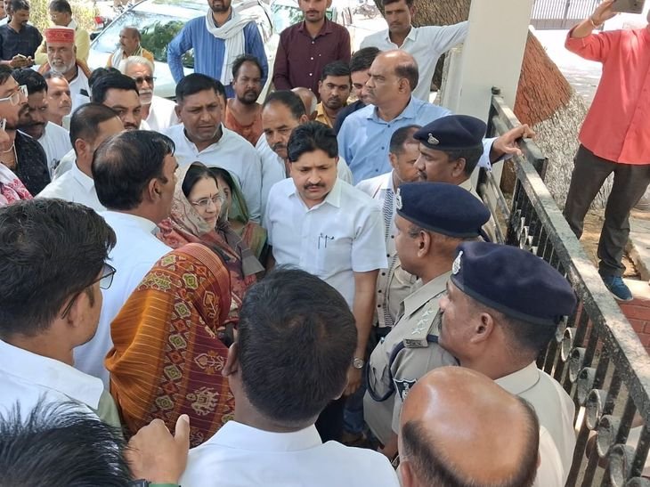 भाजपा नेता से मारपीट का कांग्रेस ने किया विरोध:एसपी कार्यालय के सामने धरना, आरोपियों को गिरफ्तार करने की मांग