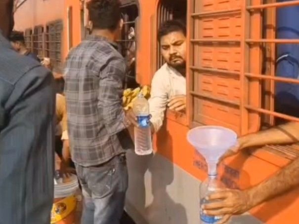 बुरहानपुर रेलवे स्टेशन पर सैकड़ों यात्रियों को शीतल जल सेवा:तीसरे हफ्ते भी समिति सक्रिय, भीषण गर्मी में जलदान से राहत